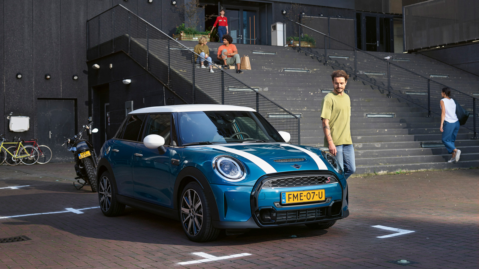 MINI 3-door Hatch – front view – grey and black